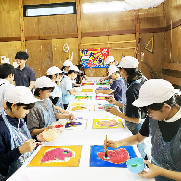 【旗店日記】今年も萩明倫小学校の生徒が見学・染物体験をしていきました！